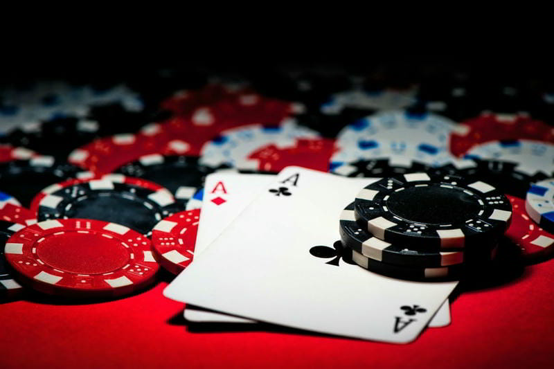 Người chơi Poker V9BET giữ tâm lý ổn định khi cược.