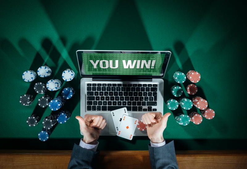 Sảnh Poker V9BET với dealer chuyên nghiệp, trải nghiệm chân thực.
