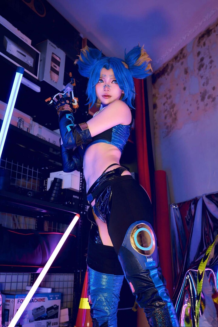 ảnh valorant cosplay neon