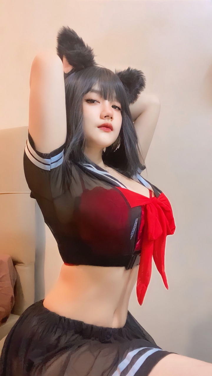 mèo hầu gái cosplay