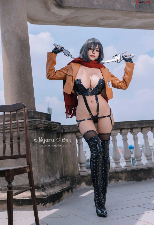 Ảnh Cosplay Mikasa Ackerman với tạo hình chiến binh mạnh mẽ