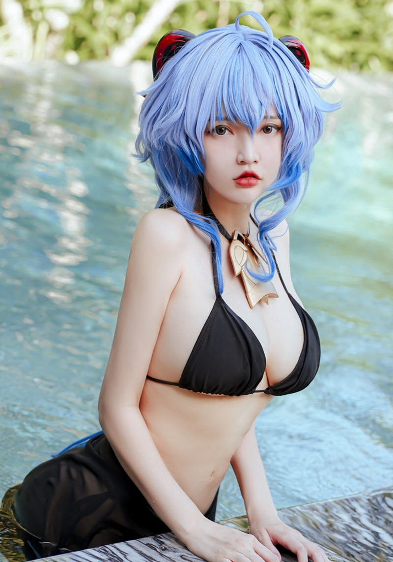 Gái Xinh Cosplay Bikini gợi cảm khoe lưng trần sexy