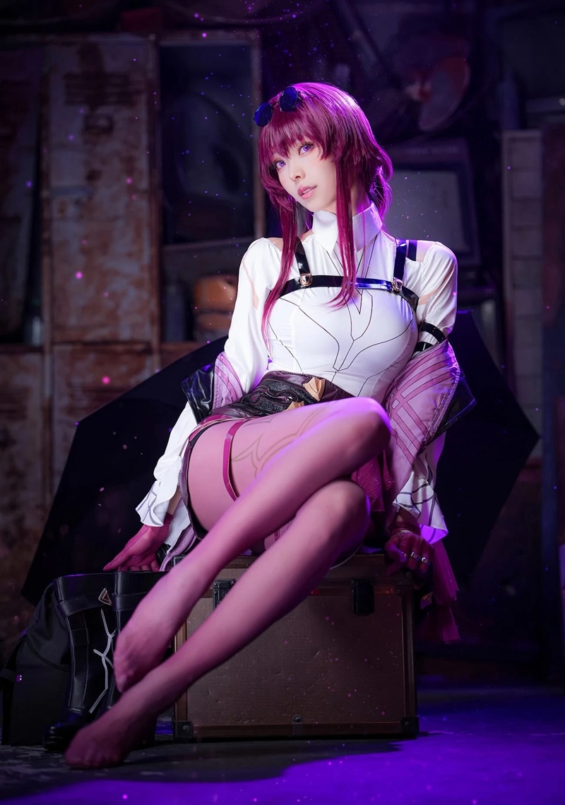 Ảnh Cosplay Kafka R34 tự sướng ngón tay ướt át