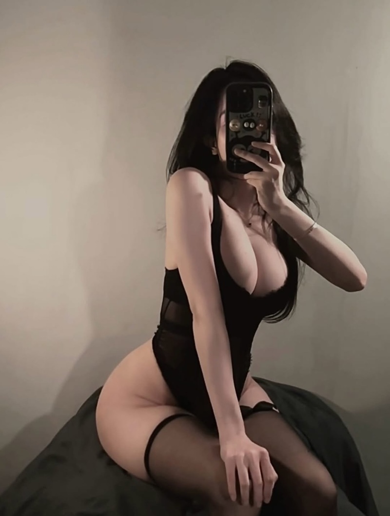 cô gái mặc váy bodysuit đỏ nổi bật và sang trọng