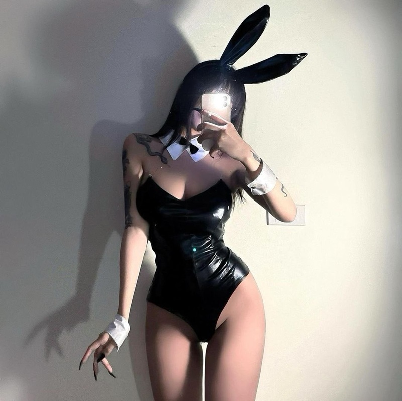 hình ảnh cô nàng mặc bodysuit trắng đầy cá tính