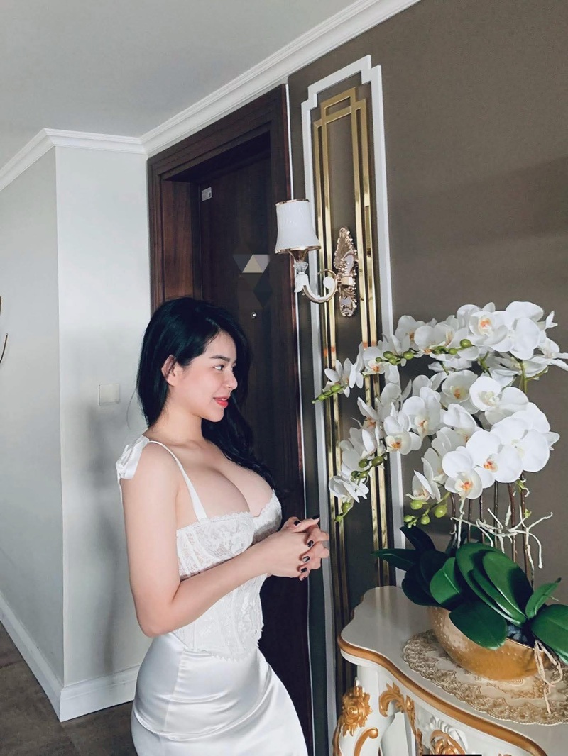 cô gái diện bodysuit trắng nhẹ nhàng trong phòng ngủ hiện đại