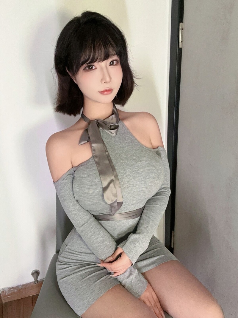 hình ảnh hot girl bodysuit đen phong cách tối giản