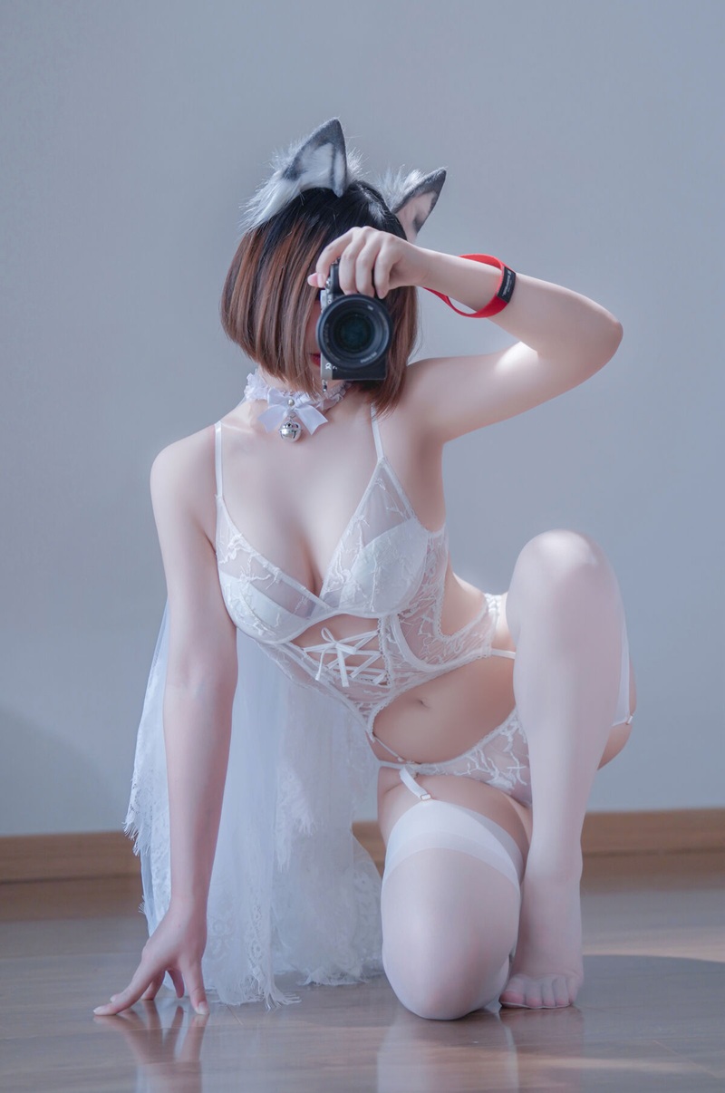 cô nàng diện bodysuit đen bên hồ bơi sang trọng