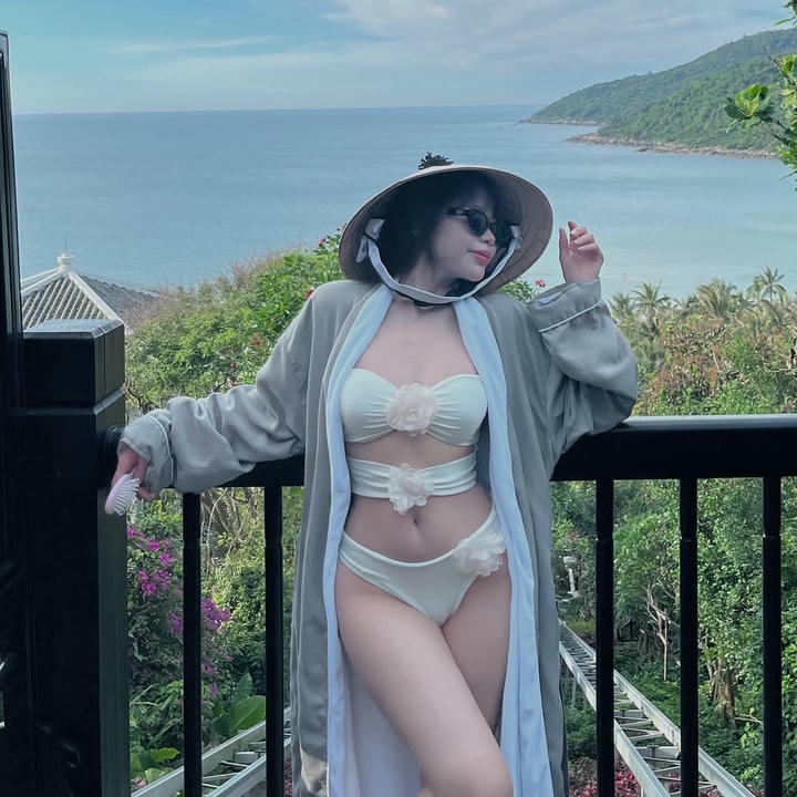 ảnh bikini trắng gái xinh