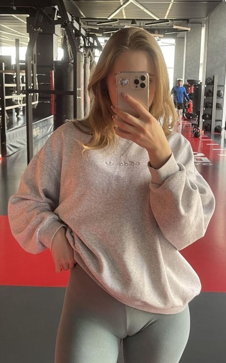 ảnh gái mặc legging lòi bướm