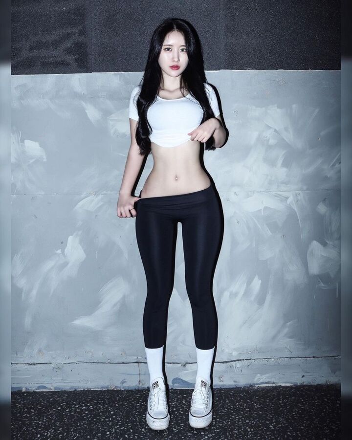 ảnh gái xinh mặc legging lộ lồn