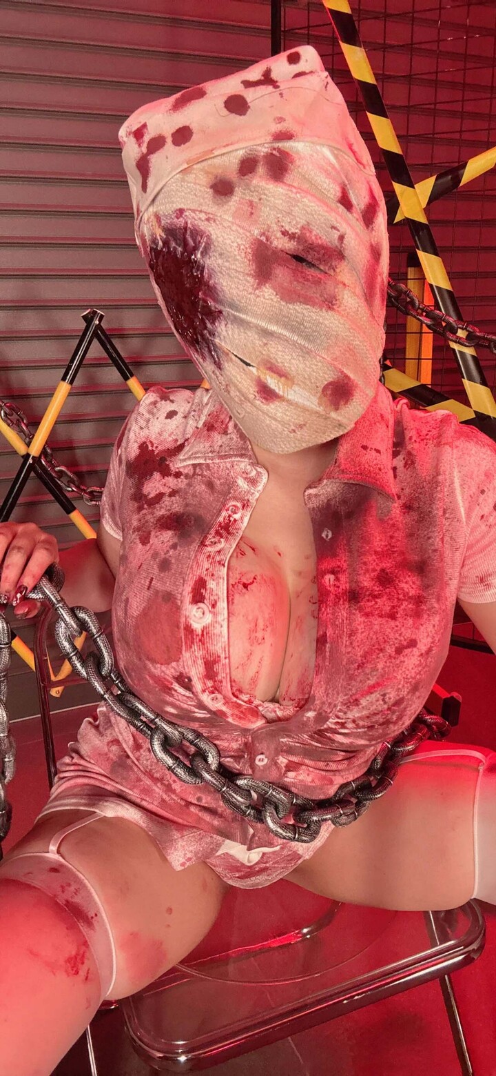 cosplay-bubble-head-nurse-sexy-silent-hill-2 (10)