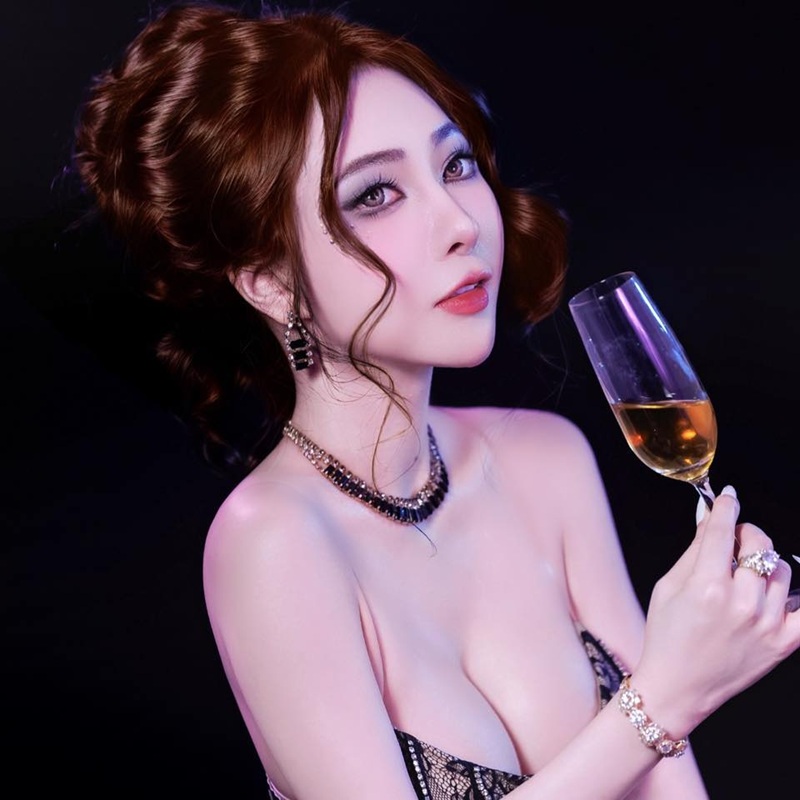 Lingerie đỏ quyến rũ trong ảnh Hoàng Thu Thảo OnlyFans
