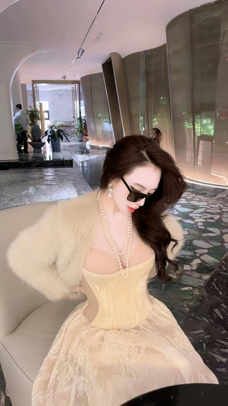 Ảnh Hoàng Thu Thảo OnlyFans pose trước gương