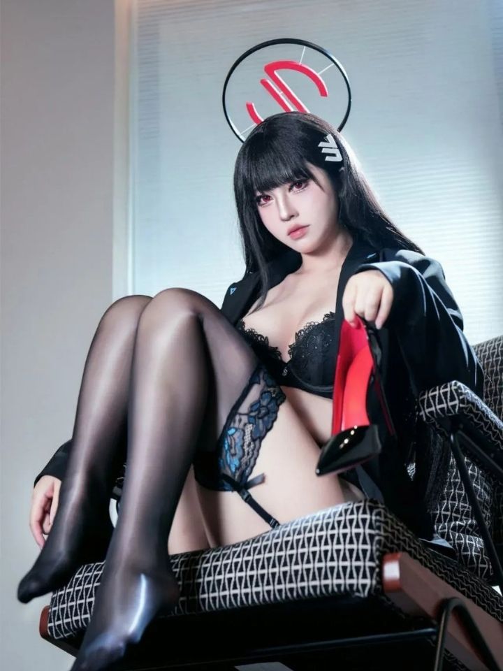 Rio Tsukatsuki hollow slit gown