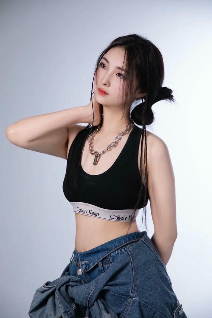 crop top lộ khe ngực