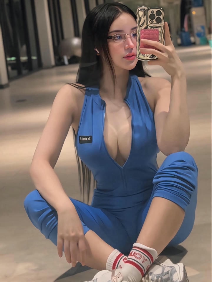 gái mặc áo hở bạo tập gym