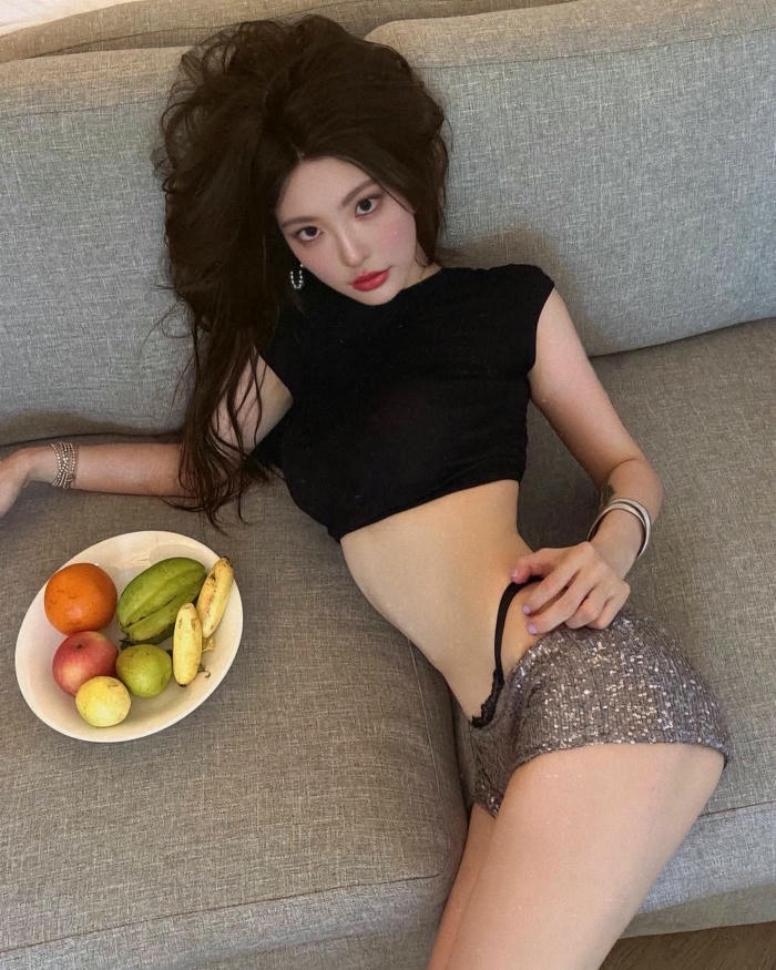 gái xinh hở eo crop top