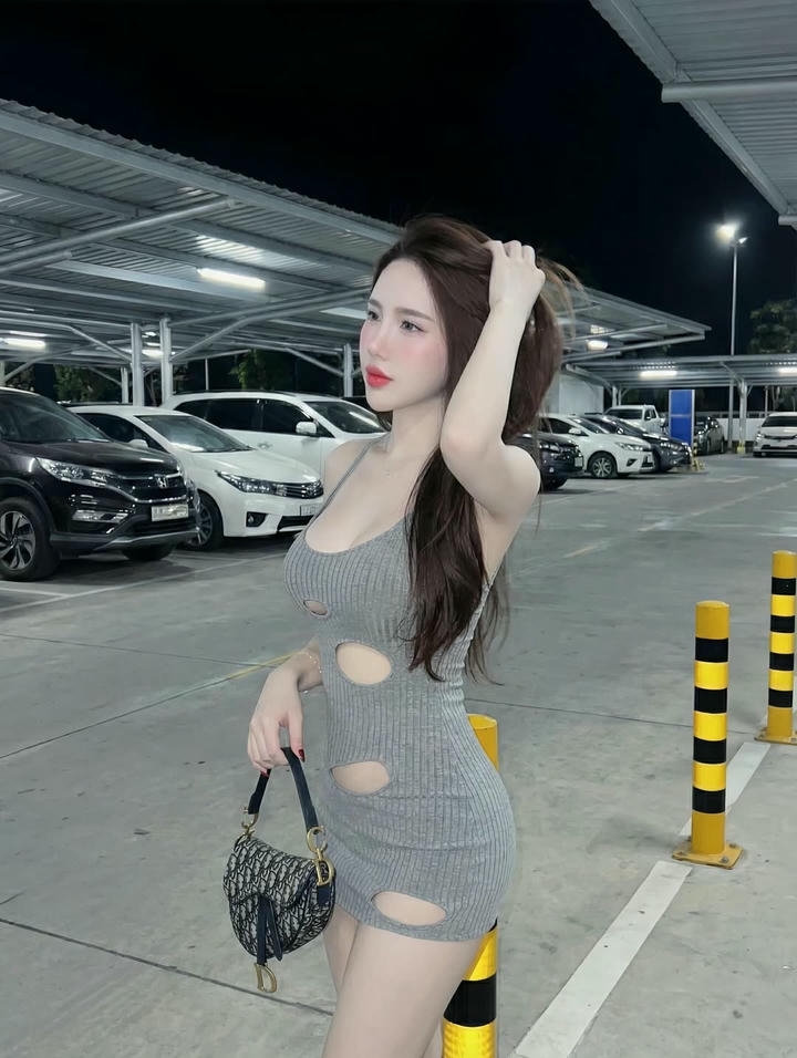 hot girl mặc váy bó sát