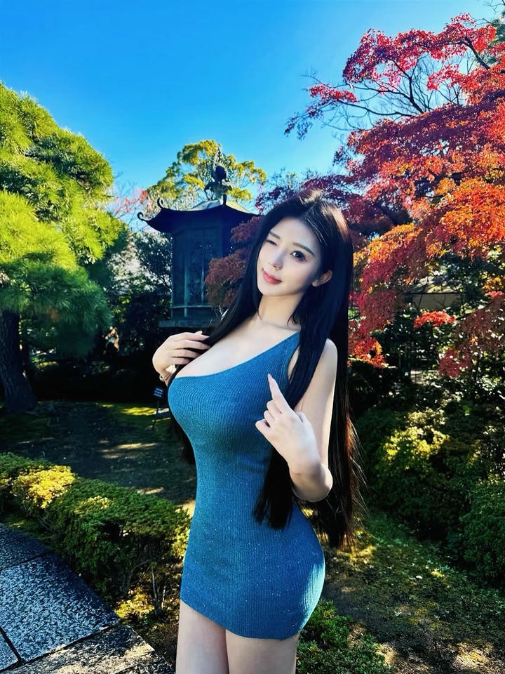 hot girl mặc váy ôm body