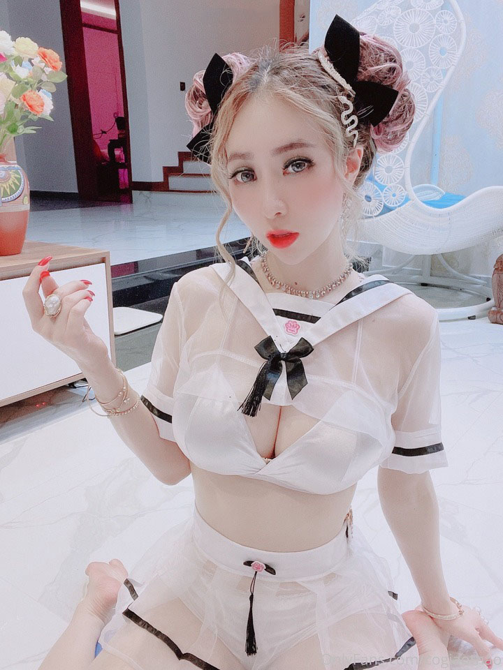 leak ảnh ngực hoàng thu thảo