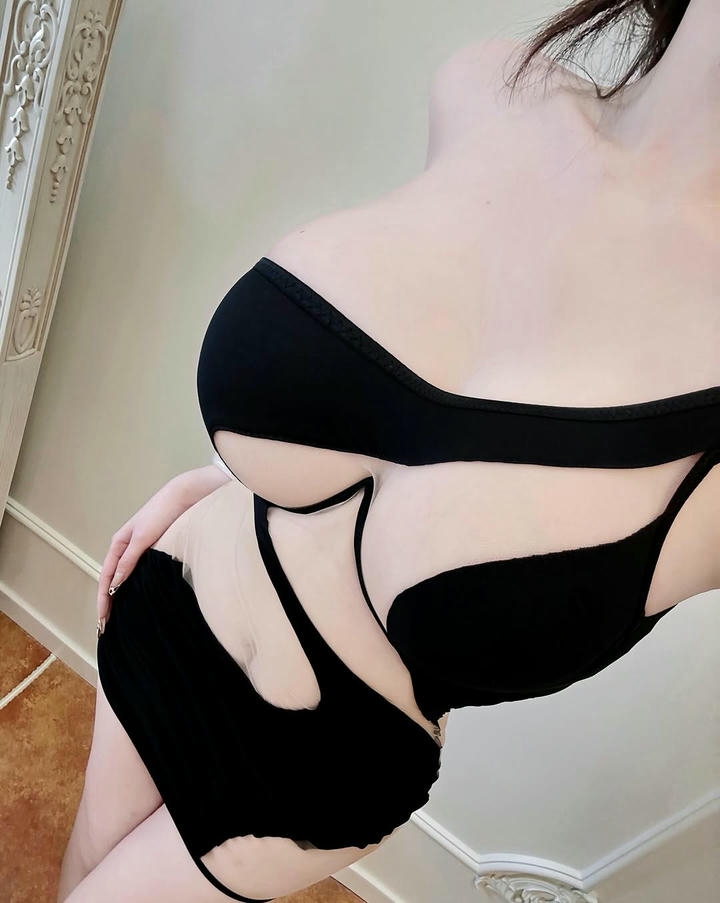 váy ôm body hở hang