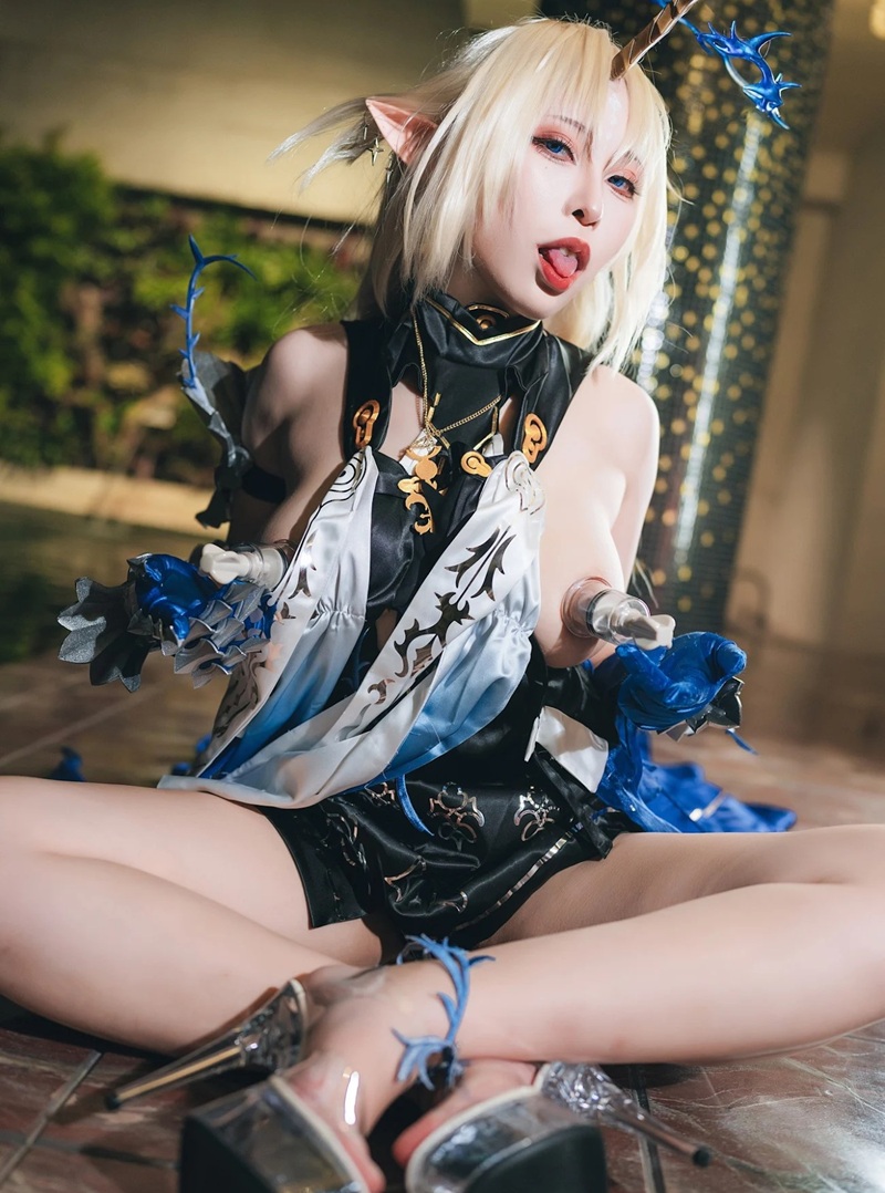 Ảnh Cosplay Fleurdelys cầm quạt lông, phong cách Pháp cổ điển