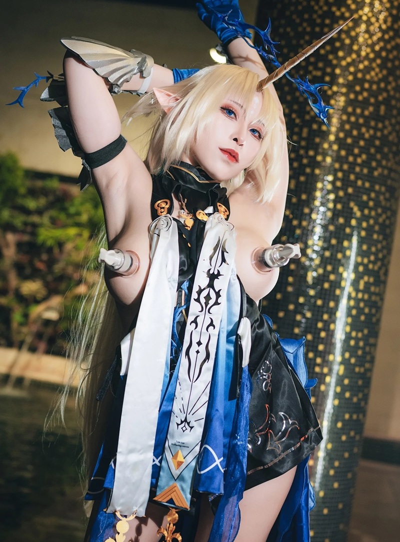 Ảnh Cosplay Fleurdelys makeup mắt khói, thần thái bí ẩn