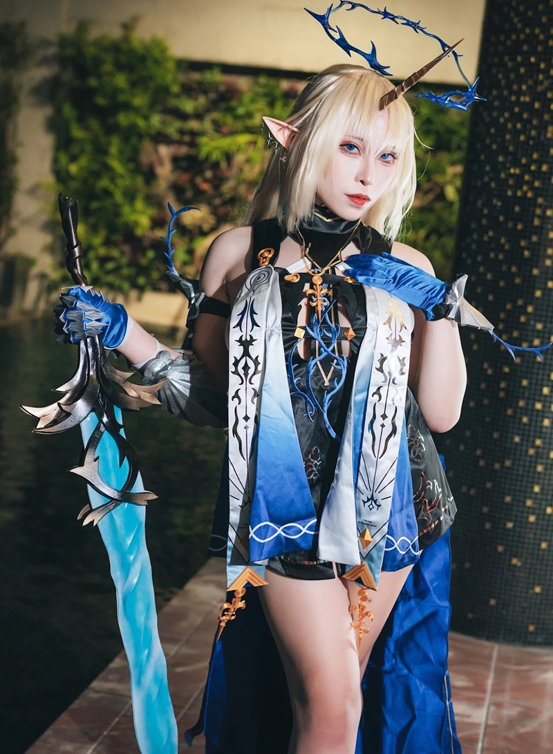 Ảnh Cosplay Fleurdelys đứng một chân, pose nghệ thuật cân bằng