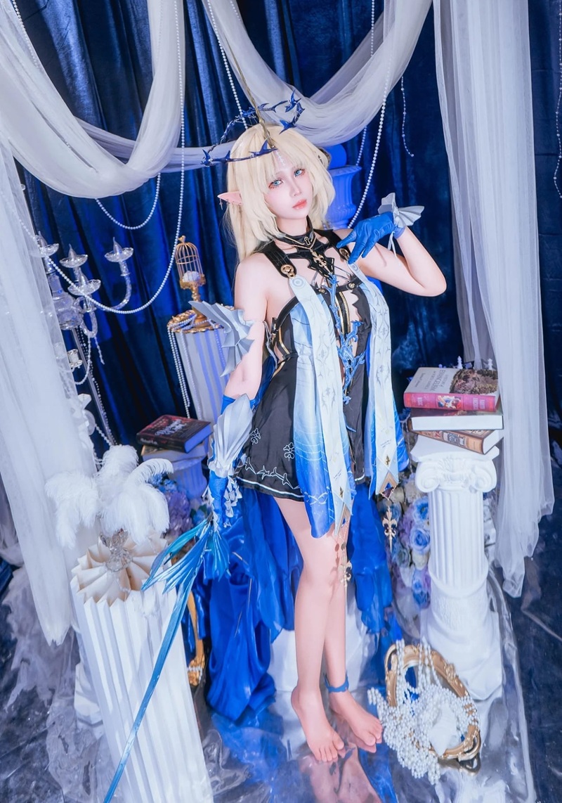 Ảnh Cosplay Fleurdelys pose kiêu sa, ánh sáng vàng ấm áp cực kỳ cuốn hút