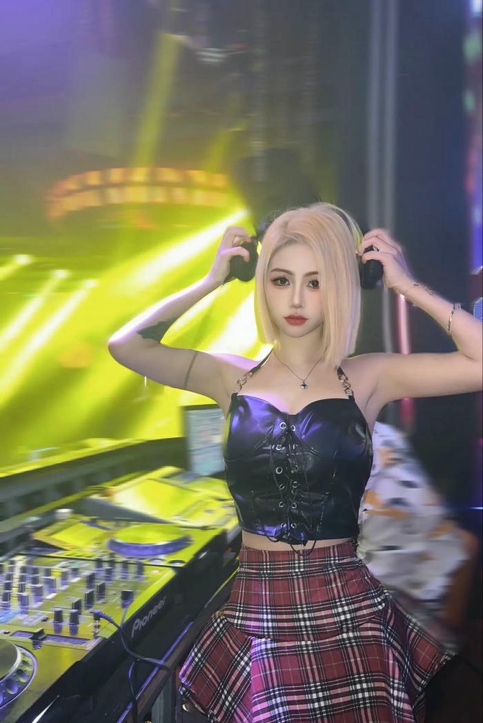 DJ nữ biểu diễn ngoài trời lễ hội âm nhạc