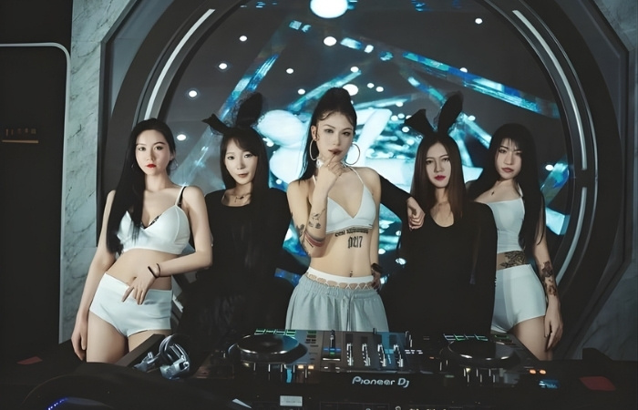 DJ nữ mặc bikini DJ show bãi biển