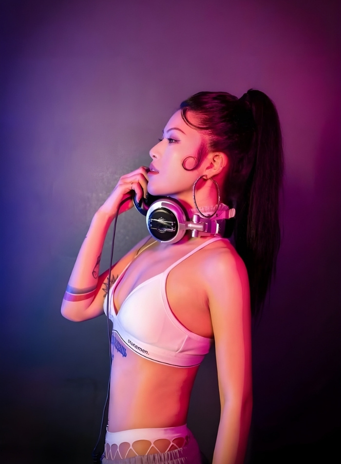 DJ nữ nóng bỏng diện bikini remix