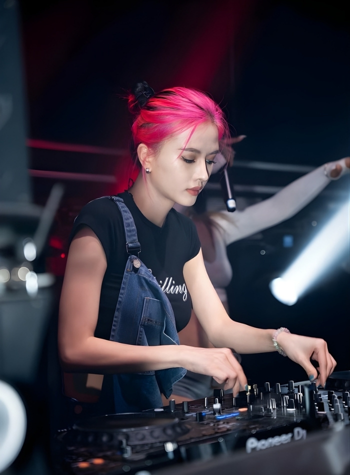 DJ nữ phong cách cá tính cool ngầu