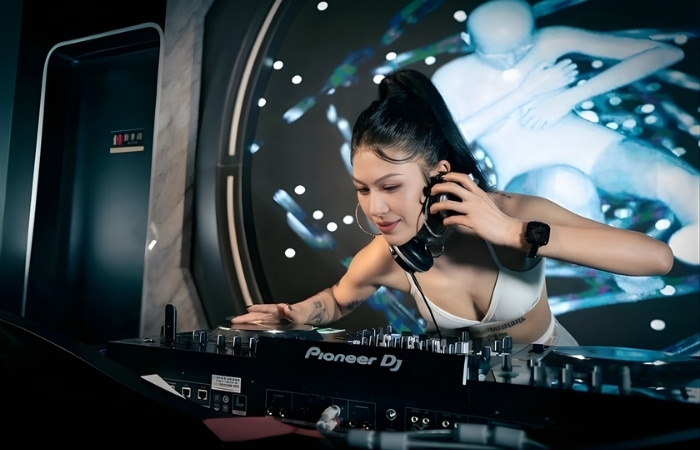 DJ nữ phong cách quyến rũ hiện đại