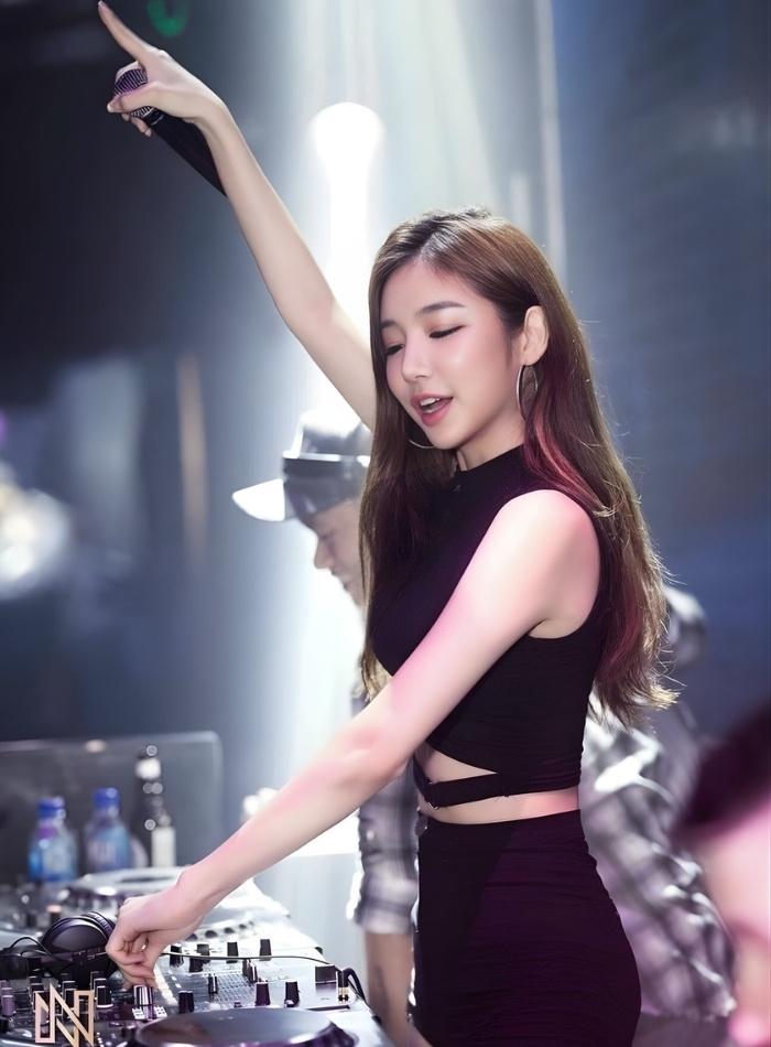DJ nữ quyến rũ khuấy động sàn nhảy
