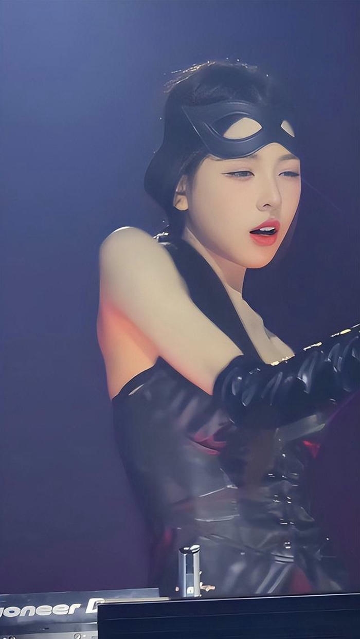 DJ nữ tóc ngắn cá tính biểu diễn