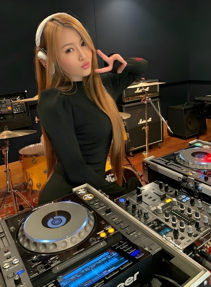 DJ nữ xinh đẹp đánh nhạc Vinahouse