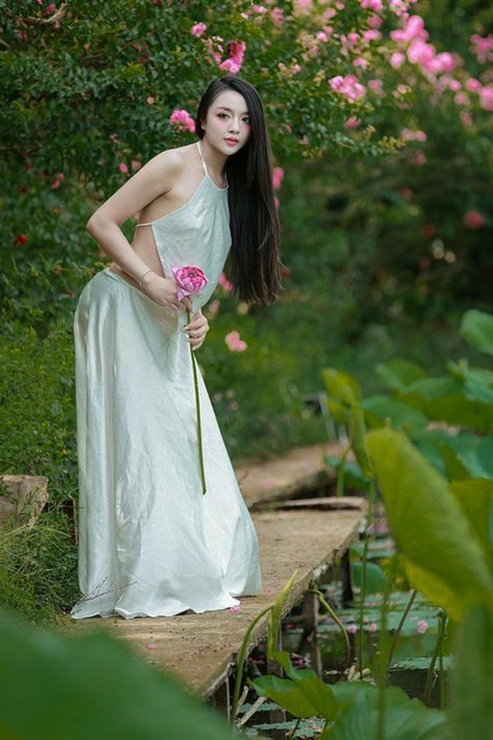 ảnh áo yếm sexy ánh sáng tự nhiên