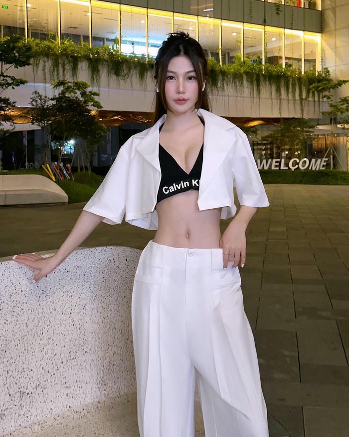 ảnh gái mặc áo croptop sexy