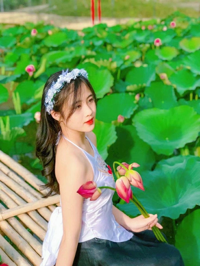 ảnh gái mặc áo yếm hở vai nhẹ nhàng