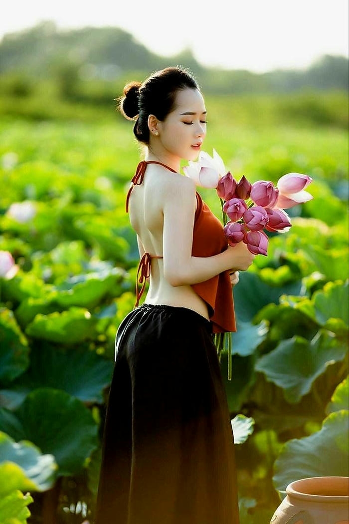 ảnh gái mặc áo yếm khoe lưng trần gợi cảm