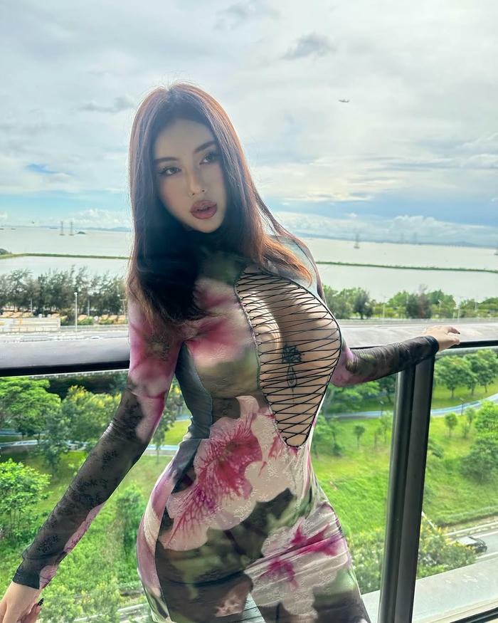 ảnh gái mặc đồ thiếu vải body ôm sát