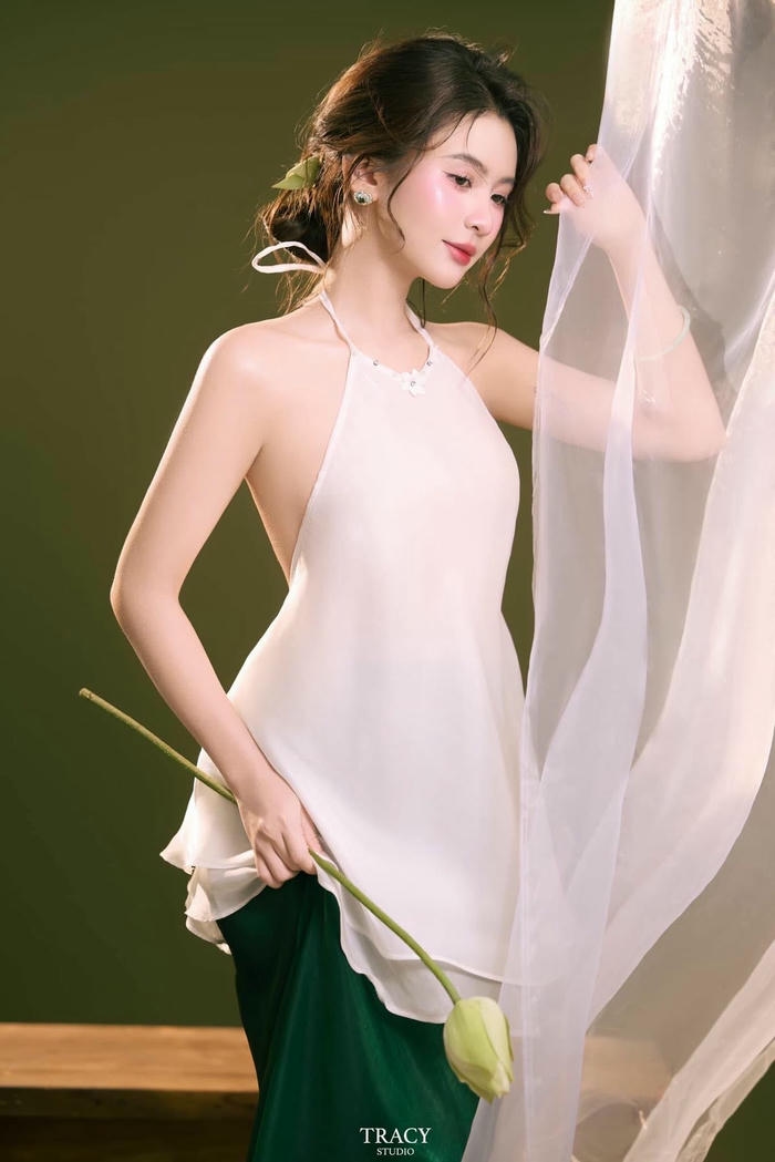 gái đẹp diện áo yếm khoe đường cong nhẹ nhàng