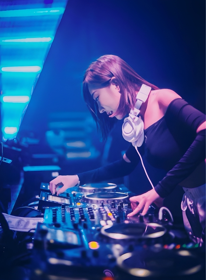 hình ảnh nữ DJ xinh đẹp biểu diễn trong bar