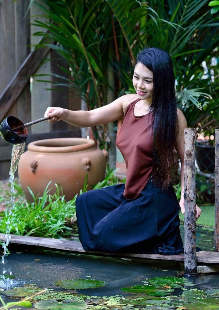 hot girl diện áo yếm tạo dáng