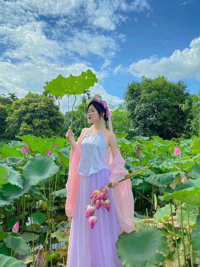 hot girl mặc áo yếm khoe dáng thanh mảnh