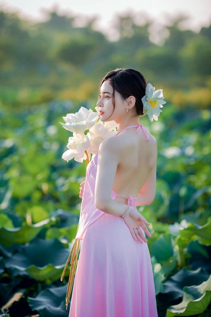 hot girl mặc áo yếm lưng trần quyến rũ