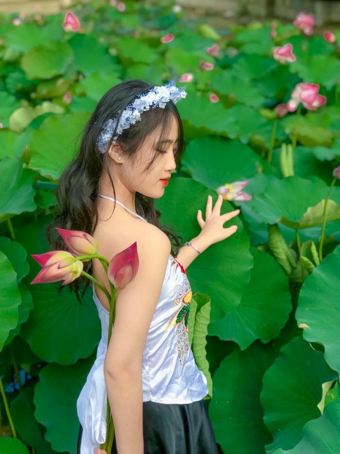 hot girl mặc áo yếm thắt nơ sau lưng