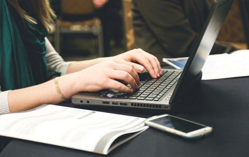 tư thế ngồi máy tính chuẩn